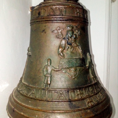 Chiesa della Solitudine, campana di bronzo - CC BY-SA 4.0 Salvatore Pinna, Commons Wikimedia