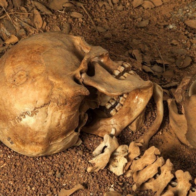 Sisaia, donna vissuta nella prima età del Bronzo (2200-1800 a.C.). Testimonia la più antica trapanazione cranica riuscita in Sardegna. - @ Direzione regionale Musei Sardegna